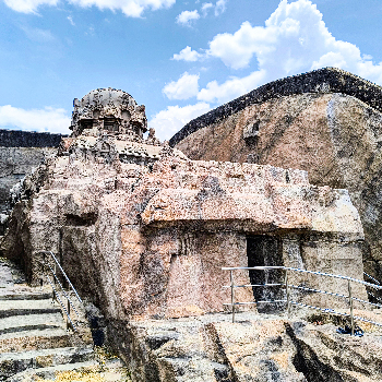 kazhugumalai vettuvan kovil