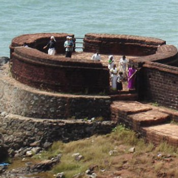 Bekal Fort: Explore Kerala's Keyhole-Shaped Fort & Sea Views